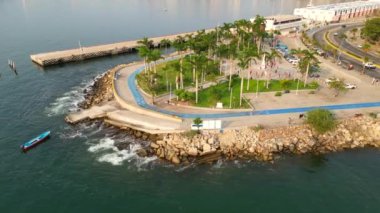Acapulco 'daki Parque de la Reina' da çekilen hava görüntüleri, parkın ve sahil şeridinin 360 derecelik açısını gösteriyor.