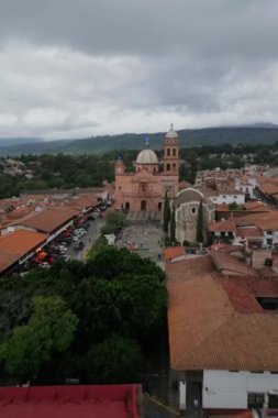 Dikey çekim Tapalpa, Jalisco 'daki kiliseye doğru ilerlerken merkez plazayı ve kasaba manzarasını yakalıyor.