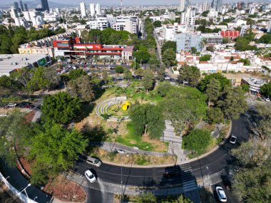 Guadalajara 'daki Roundabout Monraz' ı gösteren yatay bir hava fotoğrafı tasarımı ve çevresindeki kentsel manzarayı gözler önüne seriyor.