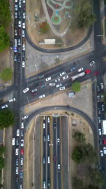 Guadalajara 'daki Lazaro Cardenas Bulvarı üzerindeki dikey hava akımı yoğun bulvarı ve çevre kentsel çevreyi vurguluyor.