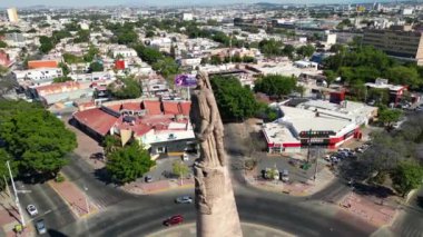 Çocuk Kahramanları Kavşağı 'ndaki anıtın etrafında dönen insansız hava aracı videosu Guadalajara' daki bölgeyi 360 derece gösteriyor.