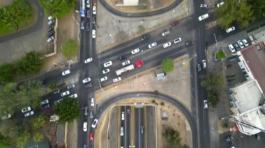 Guadalajara 'daki Lazaro Cardenas Bulvarı üzerinde yatay bir tavayı gösteren hava aracı görüntüleri, hareketli şehir manzarasını yakalıyor.