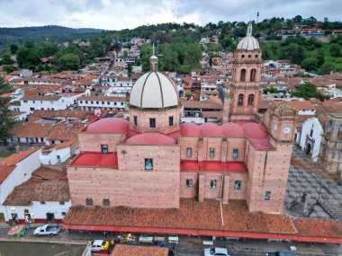 Merkezi plaza ve Tapalpa, Jalisco 'daki kilisenin panoramik hava manzarası mimari ve doğal çevrenin uyumunu vurguluyor.