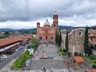 Tapalpa, Jalisco 'daki ikonik kilisenin önden görünüşü mimari ayrıntılarını ve kültürel önemini gözler önüne seriyor. Palabras clave