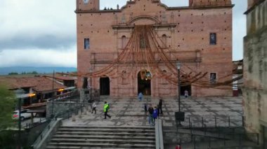 Tapalpa 'daki kilise ve merkez plazadan uzaklaşan hava dronie' si, büyüleyici kasaba manzarasını gözler önüne seriyor.