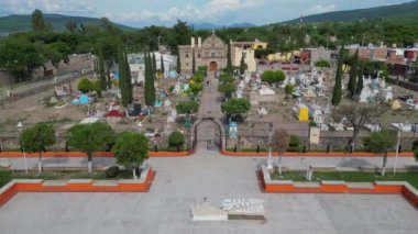 Merkezi plazadan San Juan Evangelista 'daki kiliseye ilerleyen hava klibi, tarihi çevreyi vurguluyor.