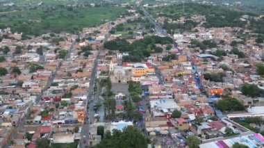 Cajititlan, Jalisco 'daki kiliseye doğru ilerleyen hava panoramik görüntüleri, manzaralı şehir manzarasını ve çevresini gösteriyor.