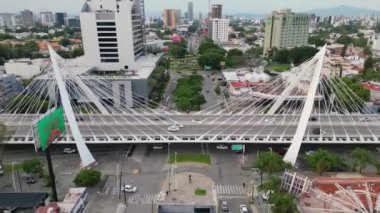 Guadalajara, Meksika 'daki Matute Remus Köprüsü' ne yaklaşan hava çekimi devam ediyor.