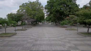 Guadalajara 'daki Plaza Juarez' de parktan geçen alçak irtifa hava manzarası yeşillik ve yolları gösteriyor.