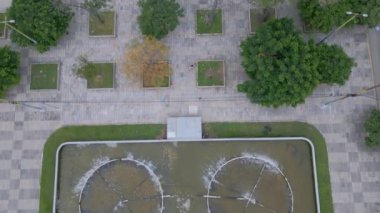 Çeşmeleri ve Guadalajara 'nın kültürel simgesi olan Juarez Anıtı' nı vurgulayan Plaza Juarez 'in dikey havası