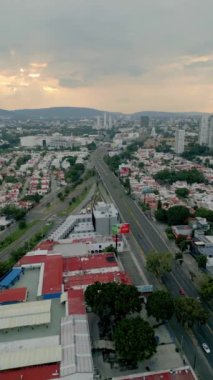 Guadalajara 'daki Vallarta Bulvarı boyunca ilerleyen hava panoramik videosu, canlı şehir manzarasını ve trafiği gözler önüne seriyor..
