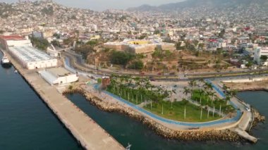 Drone, Acapulco 'daki deniz kıyısındaki yerini vurgulayarak, Reina Parkına doğru çaprazlama hareket ediyor.