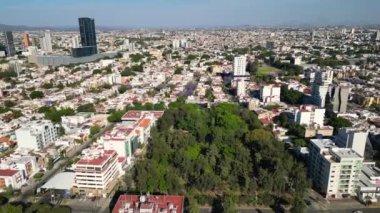 Guadalajara, Meksika 'daki Ruben Dario Parkı üzerinde uçan İHA.