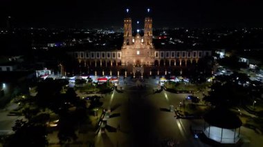 Zapopan Hanımı 'nın aydınlatılmış Bazilikası' na doğru ilerlerken çekilen hava görüntüleri mimari detaylarını yakalıyor.