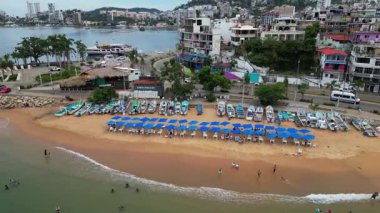 Tlacopanocha Sahili 'nden kalkan İHA uçuşu, Meksika' daki Acapulco Körfezi 'nin büyüleyici panoramik manzarasını ve iskelesini gözler önüne seriyor.