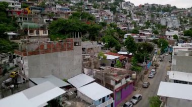 Acapulco 'daki tarihi La Mira mahallesine doğru ilerleyen ve yükselen bir insansız hava aracı videosu bölgenin manzarasını sunuyor..