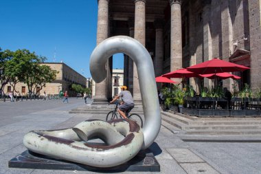 Guadalajara, Meksika - 3 Kasım 2024: Guadalajara 'nın tarihi şehir merkezindeki Teatro Degollado yakınlarındaki Kayıp Bağ heykelinin sanatsal görünümü