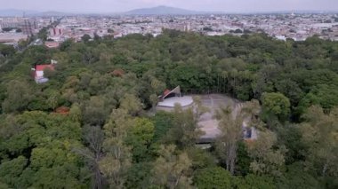 Guadalajara 'daki Agua Azul Parkı üzerinde ilerleyen bir insansız hava aracı videosu yoğun ağaç örtüsü ve sakin atmosferini gözler önüne seriyor..