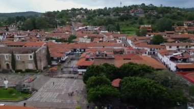 Tapalpa, Jalisco, Meksika 'daki kilise ve merkez plazadan sağa sola hareket eden hava görüntüleri