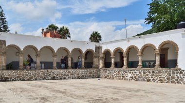 Cuexcomatitlan, Jalisco, Meksika 'daki Casa Ejidal' ın avlu manzarası koloni tarzı taş kemerlerini vurguluyor.