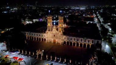 Zapopan Bazilikası 'nın üzerine inen insansız hava aracının detaylı ve aydınlık yapısını gösteren görüntüsü.