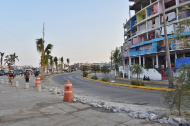 Acapulco, Meksika - 27 Nisan 2024: Otis Kasırgası 'ndan altı ay sonra, Guerrero, Acapulco' da hasar gören binalar ve enkazlarla dolu eğri bir yol