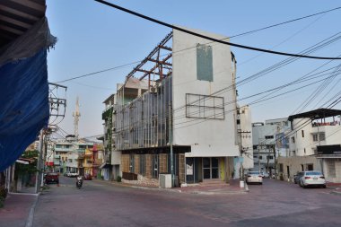 Acapulco, Meksika - 27 Nisan 2024: Acapulco, Guerrero 'da hasar gören bir bina, Otis Kasırgası' ndan altı ay sonra yeniden yapılanma sürecini gösteriyor