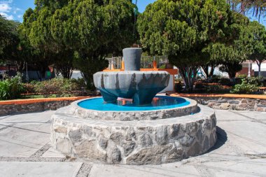 San Lucas Evangelista, Meksika - 3 Şubat 2025: Dünyanın en büyük molcajete şekilli çeşmesi, San Lucas Evangelista, Jalisco, Meksika 'da, halka açık bir plazayla çevrili.