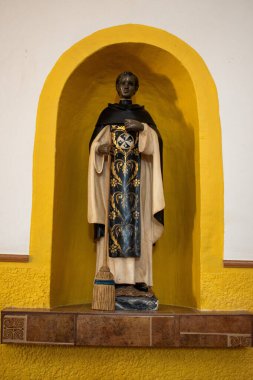 San Lucas Evangelista, Meksika - 3 Şubat 2025: San Lucas Evangelista, Jalisco 'daki bir kilisenin içindeki sarı bir oyuktaki Saint Martin de Porres heykeli