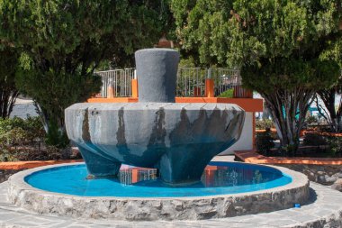 San Lucas Evangelista, Meksika - 3 Şubat 2025: San Lucas Evangelista, Jalisco, Meksika 'daki dünyanın en büyük molcajete çeşmesinin tasarım ve su akışını gösteren detaylı bir görüntüsü.