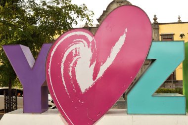 Zapopan, Meksika - 8 Haziran 2024: Zapopan şehir merkezindeki canlı I Love Zapopan tabelasının ayrıntılı görünümü