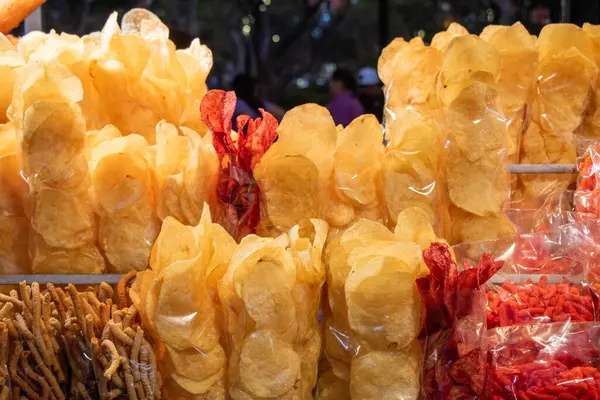 Zapopan, Jalisco, Meksika şehir merkezindeki bir markette kızarmış patates cipsi ve baharatlı atıştırmalıklar sergileniyor.