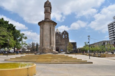Guadalajara, Meksika - 7 Temmuz 2024: El Santuario Garden, Guadalajara 'daki halk meydanında Keşiş Antonio Alcalde' ye adanmış tarihi taş anıt