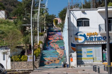 Chapala, Meksika - 24 Noviembre 24 2024: Göl manzarası ve balık resimli canlı merdiven duvar resmi, göl kenti Chapala, Jalisco, Meksika