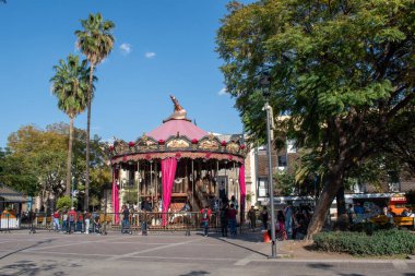 Guadalajara, Meksika - 2 Şubat 2025: Guadalajara 'da halka açık bir plaza olan Jardin de la Reforma' da bulunan kırmızı perdeli parlak bir vintage tarzı atlıkarınca