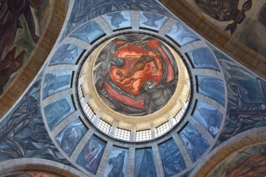 Guadalajara, Meksika - 4 Şubat 2024: Guadalajara şehir merkezindeki Instituto Cultural Cabanas 'ın kubbesindeki Alevli Adam duvar resmi, Jose Clemente Orozco