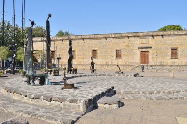 Guadalajara, Meksika - 26 Mayıs 2024: Alejandro Colunga 'nın Instituto Cabanas önünde yazdığı Evrensel Sihirbazlar serisinden gerçeküstü bronz heykeller