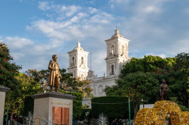 Chilpancingo, Meksika - 22 Aralık 2024: Chilpancingo ana meydanındaki heykeller ve katedral kuleleri, Guerrero, yumuşak altın güneş ışığıyla yıkandı