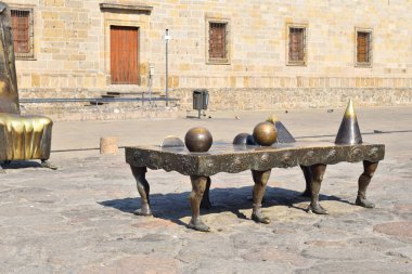 Guadalajara, Meksika - 26 Mayıs 2024: Guadalajara 'daki Kozmik Sihirbazlar Salonu' ndan bacakları ve geometrik şekilleri olan sürrealist bir bronz masa heykelinin yakın çekimi