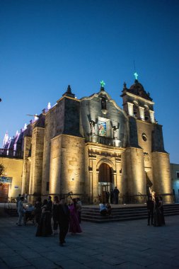 Zapopan, Meksika - 30 Kasım 2024: Zapopan 'daki Havari Peter Kilisesi' nin dikey görünümü, geceleri sömürge mimarisi ile aydınlatıldı