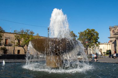 Guadalajara, Meksika - 2 Şubat 2025: Guadalajara, Jalisco şehir merkezindeki Plaza de la Liberation 'da Büyük Çeşmenin Geniş Görüş Alanı