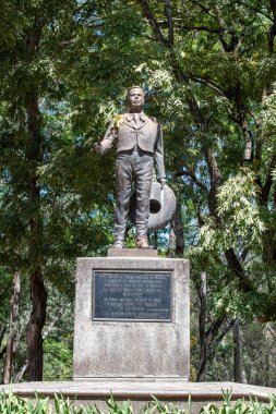 Guadalajara, Meksika - 9 Mart 2025: Colomos Ormanı 'nda geleneksel charro kültürünü onurlandıran ve Guadalajara, Jalisco' da ağaçlarla çevrili bronz heykelin dikey görünümü