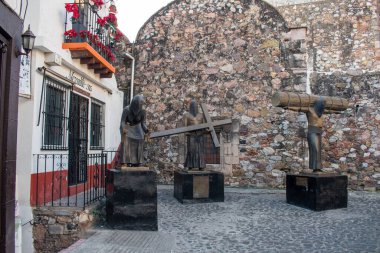 Taxco, Meksika - 21 Aralık 2024: Taxco, Guerrero 'da kırbaçlanan heykeller, tarihi bir ortamda dini ve kültürel gelenekleri sergiliyor.