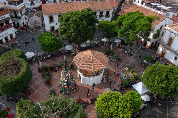 Taxco, Guerrero, Meksika 'daki ana meydanın havadan görünüşü, şenlikli bir Noel ağacı ve geleneksel bir çardak içeriyor.