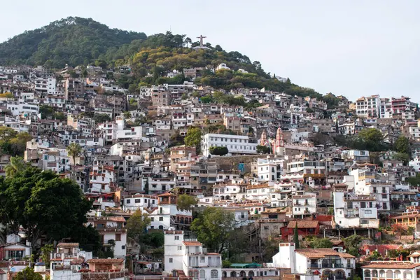 Taxco, Guerrero, Meksika 'nın manzarası. Tepenin tepesinde ikonik yamaç binaları ve İsa Anıtı var.