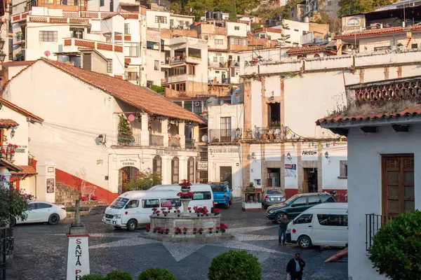 Taxco, Mexico - 21 Aralık 2024: Taxco, Guerrero 'da bulunan Picturesque şehir meydanı, koloni tarzı binalar, kaldırım taşlı caddeler ve canlı çevreler
