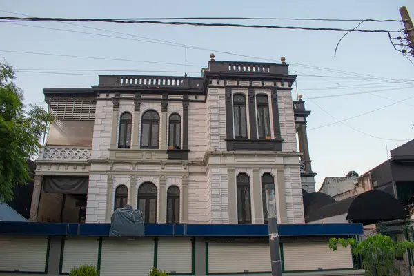 Guadalajara, Meksika - 21 Eylül 2024: Colonia Americana, Guadalajara, Jalisco 'da tarihi bir evin şık cephesi klasik mimari ayrıntıları sergiliyor.