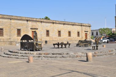 Guadalajara, Meksika - 26 Mayıs 2024: Guadalajara 'daki Alejandro Colunga' nın Kozmik Büyücülerin Sanat Salonu 'ndan bronz heykeller