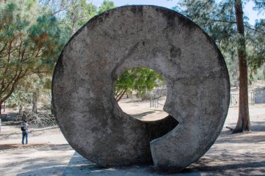 Guadalajara, Meksika - 9 Mart 2025: Colomos Ormanı, Guadalajara 'nın ormanlık alanında merkezi açıklığı olan devasa yuvarlak beton heykel