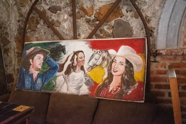 Cocula, Meksika - 27 Nisan 2025: Jalisco 'daki Museo Rafael Ramirez' de Meksikalı kırsal karakterler, at ve bayrağın yer aldığı canlı sanat eserleri